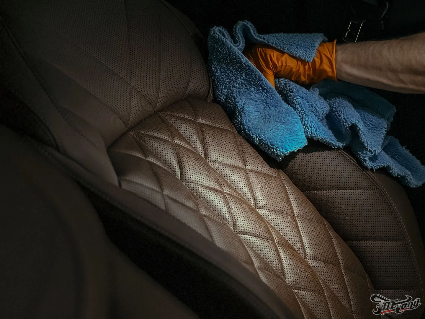 Оклеили BMW X6 матовым полиуретаном и покрыли керамическим составом, защитили глянец в салоне, почистили кожу и обработали ее керамикой